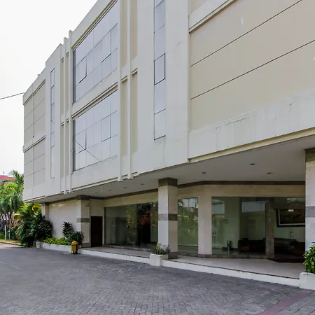 RedDoorz Plus near GBK Senayan-3